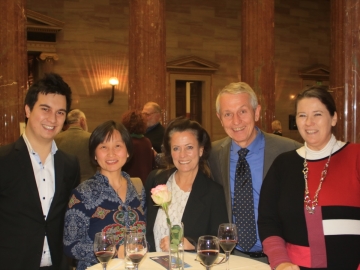 Tim Urban, Wang Jing, Heidi u. Josef Weissbacher, Claudia Lorenz am 15.11.2016 im Parlament in Wien