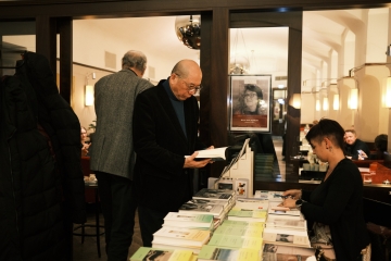 Büchertisch