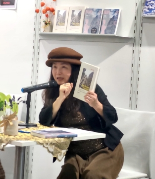 Dehui Hai Rao auf der Frankfurter Buchmesse 2025
Die Kommunale Ausländerinnen- und Ausländervertretung (KAV) der Stadt Frankfurt am Main hatte im Oktober 2025 einen Stand auf der Frankfurter Buchmesse unter dem Motto „Mehr als Worte: Frauenpower, Vielfalt und Diversität in Frankfurt“.
Unser Autorin Dehui Hai Rao war mit ihrem Buch „Guten Morgen, Chongqing! Changles Suche nach dem einfachen Glück“ mit dabei.
Die einfache Welt und die tägliche Sorge der kleinen Leute ist das Thema der brillierenden Autorin, die ihre Heimat, den Stadtstaat Chongqing, zum Ort des Erzählens macht.