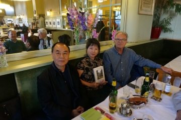 Dehui Hai Rao mit ihrem Roman "Guten Morgen, Chongqing! Changles Suche nach dem einfachen Glück".
Im Spiegel zu sehen Wolfgang Kubin und Martin Krott