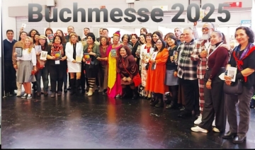 „Die Präsenz der KAV auf der Buchmesse unterstreicht die Bedeutung kultureller Vielfalt für das gesellschaftliche Zusammenleben in Frankfurt und darüber hinaus. Literatur wird hier als Raum des Austauschs und der Verständigung genutzt, um Perspektiven zu verbinden und Teilhabe zu stärken.“
Quelle: https://frankfurt.de/de-de/aktuelle-meldung/meldungen/kav-auf-der-buchmesse-2025/