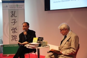 Wang Jiaxin und Wolfgang Kubin in Frankfurt