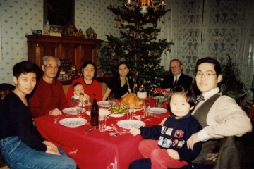 Zhang Xueyan und Hong Li zu Weihnachten im Familienkreis von links nach rechts: Zhou Ying, Schiwegertochter, Zhang Xueyan, Hong Li mit Theo, Tochter des Autors Angela, Autor, jüngerer Bruder Hongbins mit Tochter Sissi