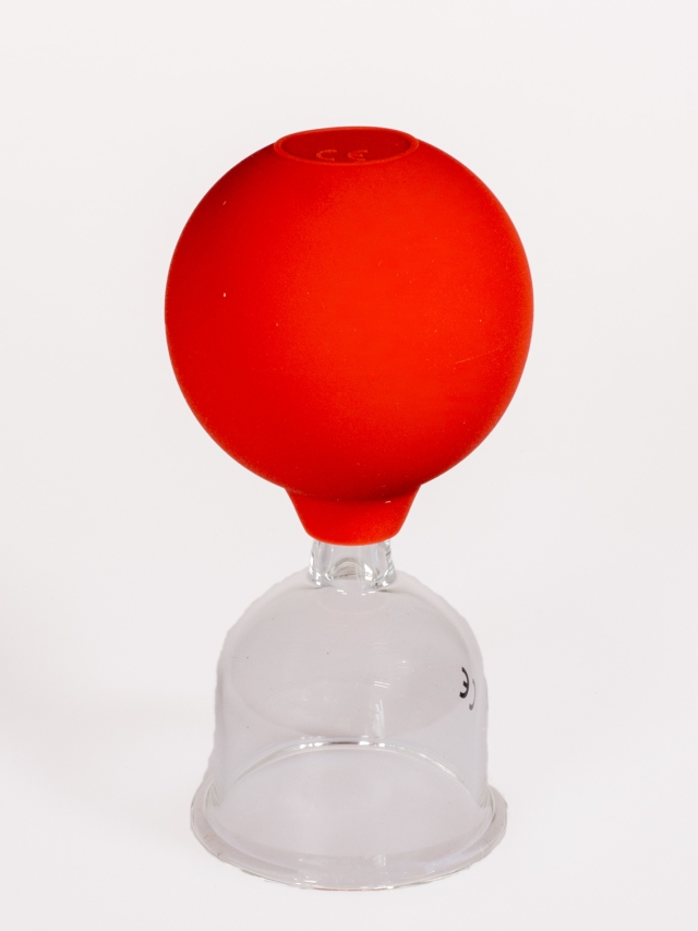 Schröpfglas mit Olive und Saugball nach Bier, ca. 4 cm Durchmesser