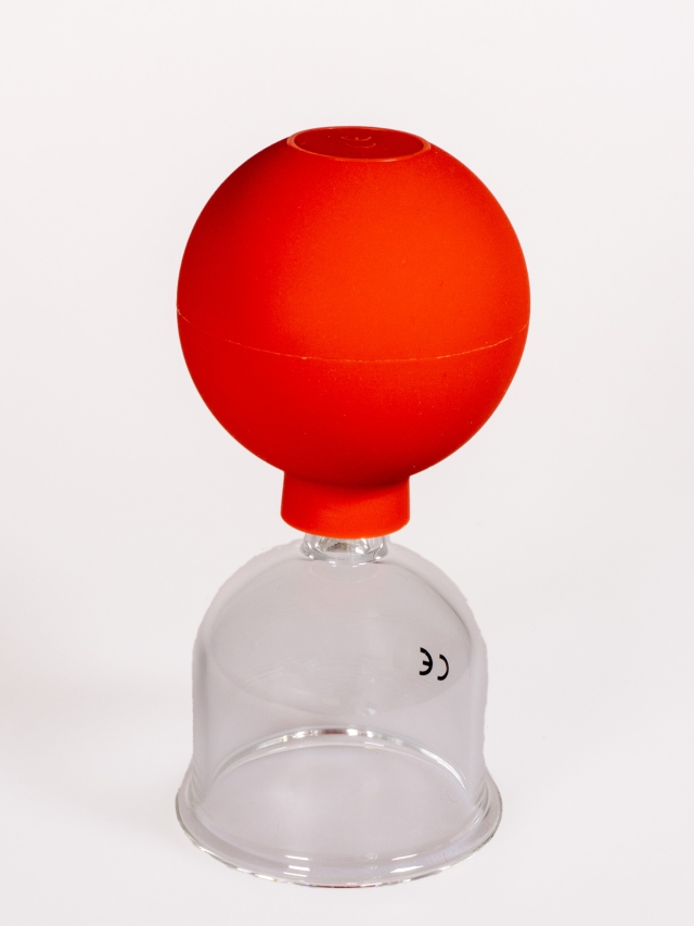 Schröpfglas mit Olive und Saugball nach Bier, ca. 5 cm Durchmesser